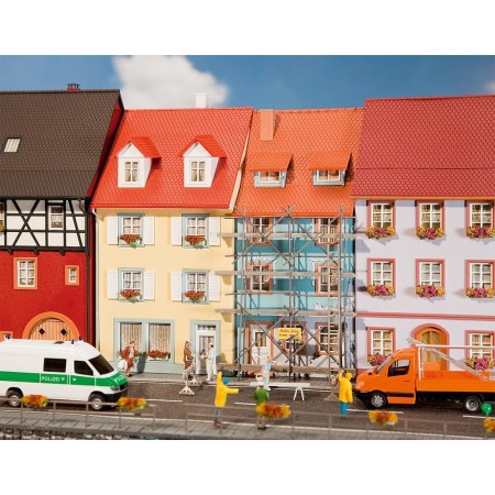 Faller 130494- 2 Village houses with painters scaffold, scale 1:87