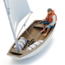 Sailing boat Optimist+figure, Scale 1:87